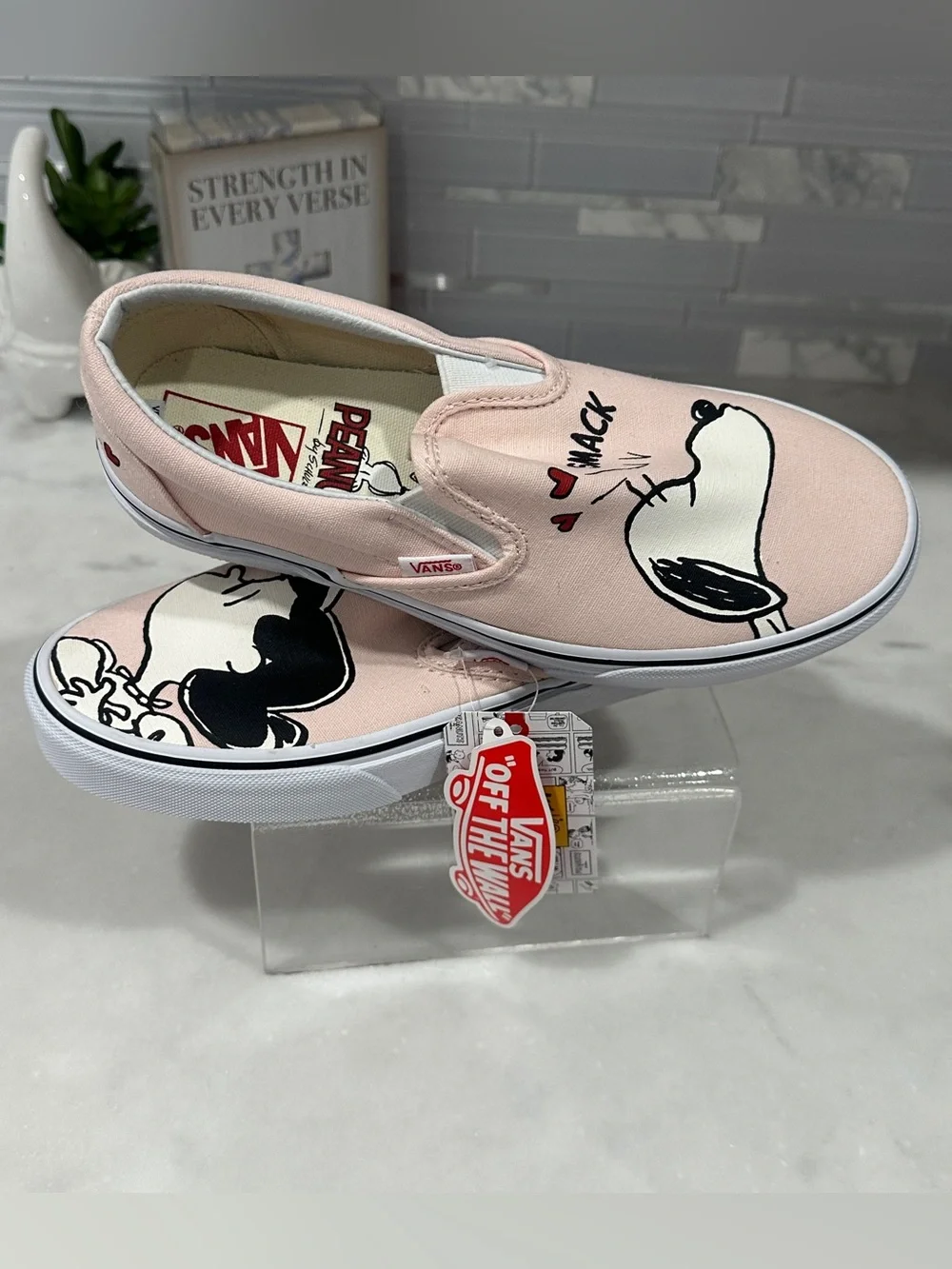 Vans Kids Peanuts Slip-On Sneakers in Light Pink with Snoopy & Lucy size 6